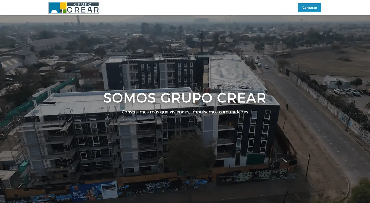 Sitio de Grupo Crear, empresa de construcción e inmobiliaria, con el titular "Somos Grupo Crear" sobre una fotografía aérea de un edificio en obra